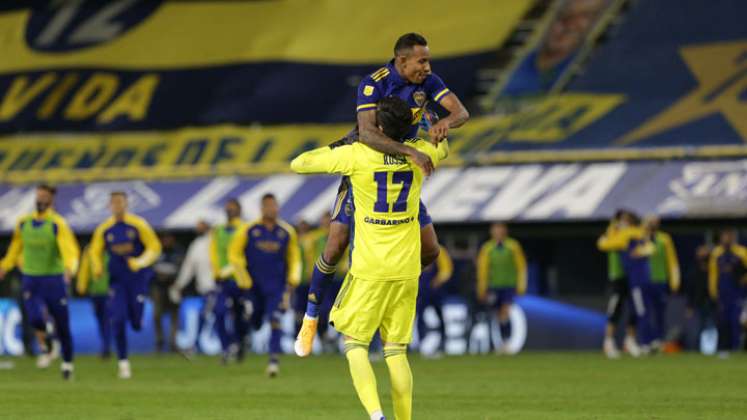 El colombiano de Boca Juniors Sebastián Villa (arriba) y el arquero Agustín Rossi celebran tras vencer a River Plate en la tanda de penaltis tras empatar 1-1 en su partido de cuartos de final de la Liga Argentina de Fútbol Profesional en el estadio La Bombonera de Buenos Aire. / Foto: AFP