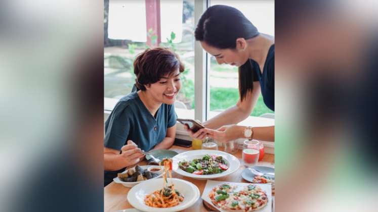 Un desayuno balanceado debe tener proteínas, carbohidratos (que son los responsables de dar la energía), fibra, vitaminas, minerales e hidratación.