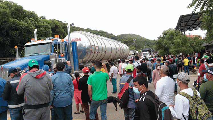 Ayer se abrió el corredor de abastecimiento para permitir el tránsito hacia Cúcuta de los camiones represados en La Y de Astilleros y Pedregales. / Foto Alfredo Estévez / La Opinión 