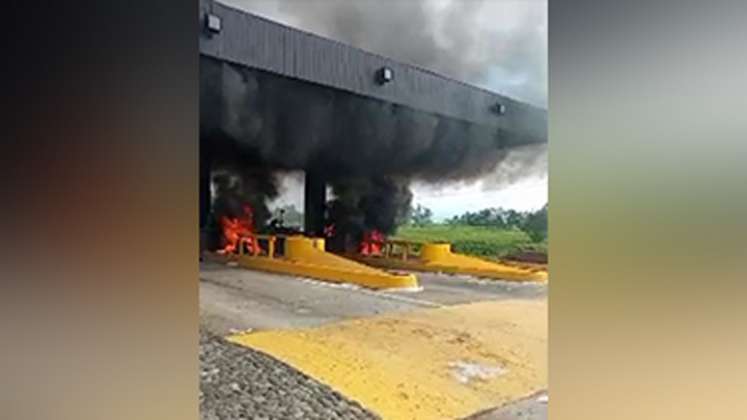 Dos indígenas heridos en las confrontaciones que se presentaron en la vía Panamericana y que terminaron la incineración del peaje, ubicado a la altura del municipio de Villa Rica, norte del Cauca. (Colprensa-Francisco Calderón)