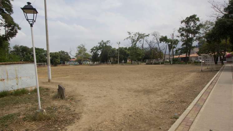 La cancha principal está deteriorada y sin iluminación.