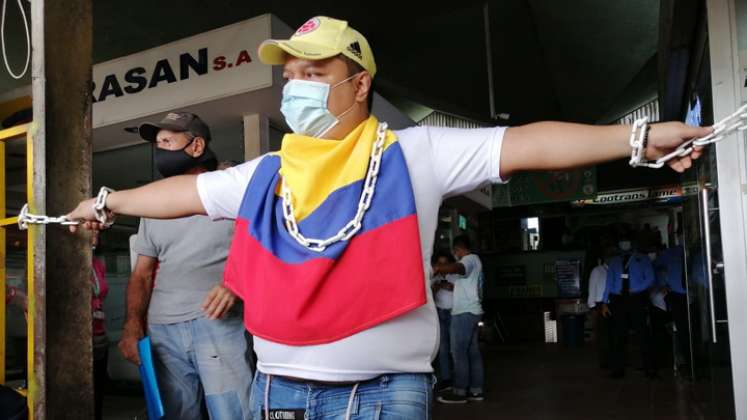 Mario de Jesús Martínez, hijo de una propietaria de negocio y quien se encadenó para protestar por las medidas que ha adoptado la gerencia, indicó que desde  hace meses el gerente tomó la decisión de habilitar una sola puerta para beneficiar a unos pocos. / Foto: La Opinión