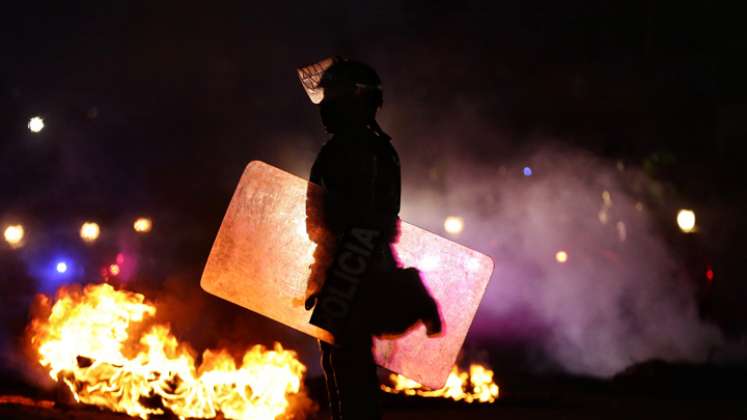 La escalada violenta que se registró en horas de la noche deja al menos 16 CAI vandalizados y quemados, policías abaleados, heridos con arma blanca, así como 15 uniformados de la Policía a quienes trataron de quemar vivos dentro de CAI de La Aurora. / Foto: Colprensa