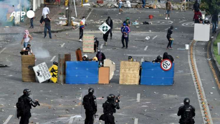 Van 43 muertos y más de dos millares de heridos, según la Fiscalía y el ministerio de Defensa. En 17 de los casos el ente investigador ha establecido un nexo directo con las manifestaciones. / Foto: AFP