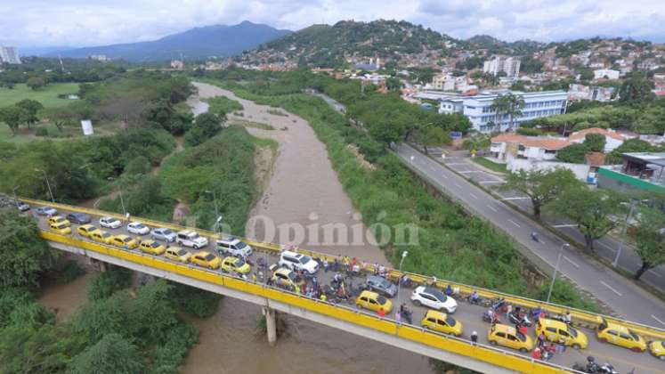 El puente de la Avenida Cero estuvo cerrado por las protestas./Foto: Juan Pablo Cohen