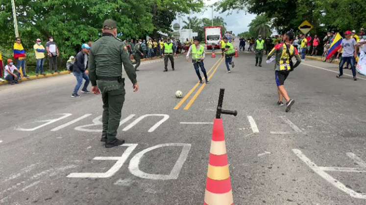 Manifestantes y policías se unieron en un partido de fútbol. / Foto: Captura de video