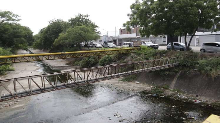 Aunque ya no se dan inundaciones con frecuencias los malos olores del canal aquejan a los vecinos. / Fotos José Estévez / La Opinión.