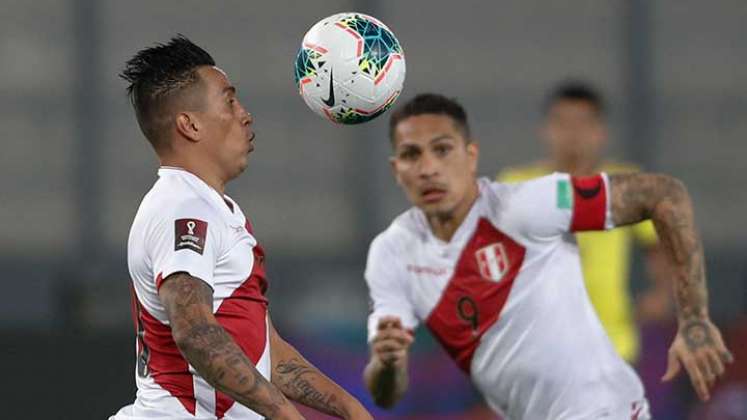 Paolo Guerrero (derecha), delantero de Perú no estará ante Ecuador