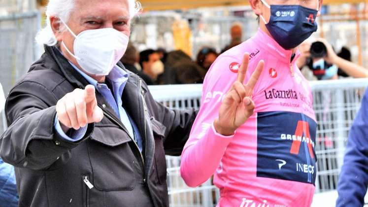 Egan Bernal y el entrenador italiano Gianni Savio