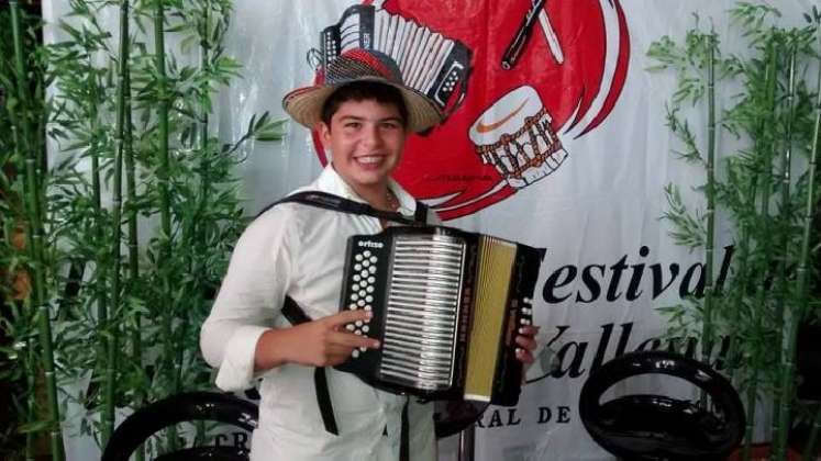 Silvestre Dangond estrena acordeonero