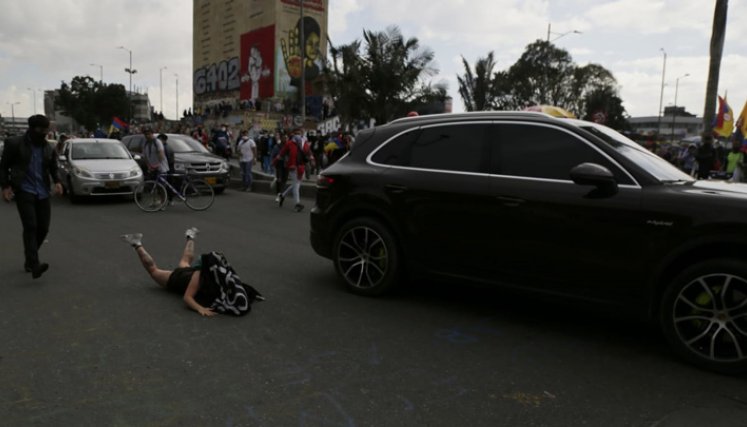 Una camioneta atropelló a joven manifestante en Bogotá