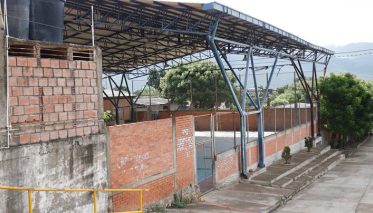 Los dos polideportivos del barrio son parte de la escuela.