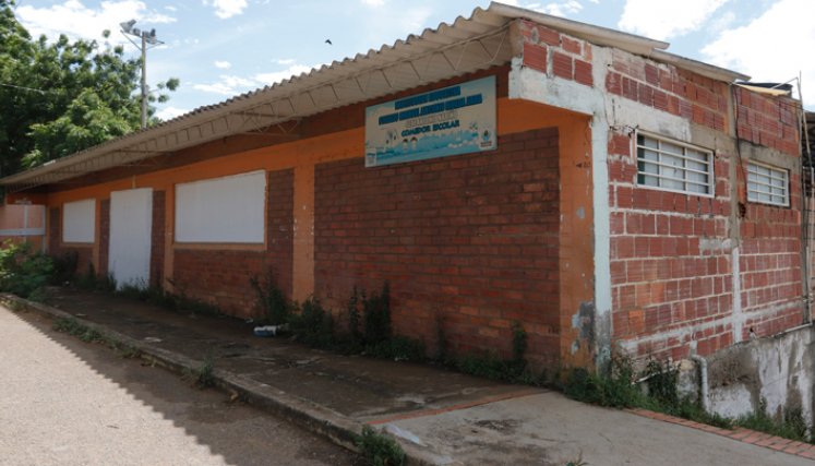 / La Opinión. La escuela presta servicio de comedor infantil a los niños del barrio.