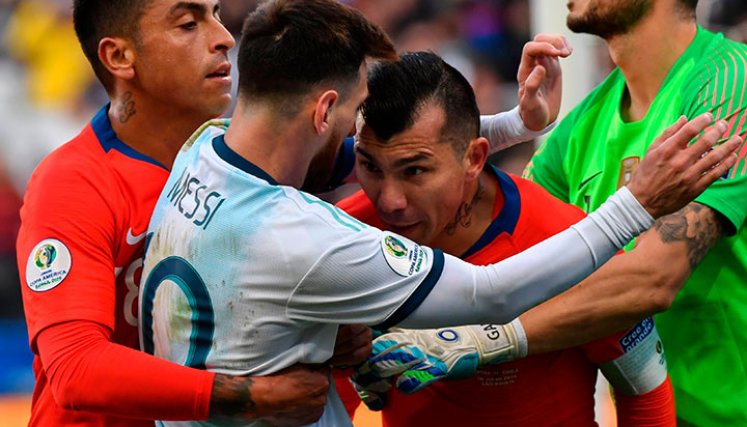 Lionel Messi y Gary Medel se enfrentan en la Copa América de 2019. 