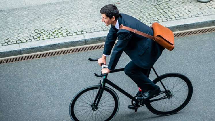 Pedalear por la ruta, en contacto con la naturaleza, libera el estrés.