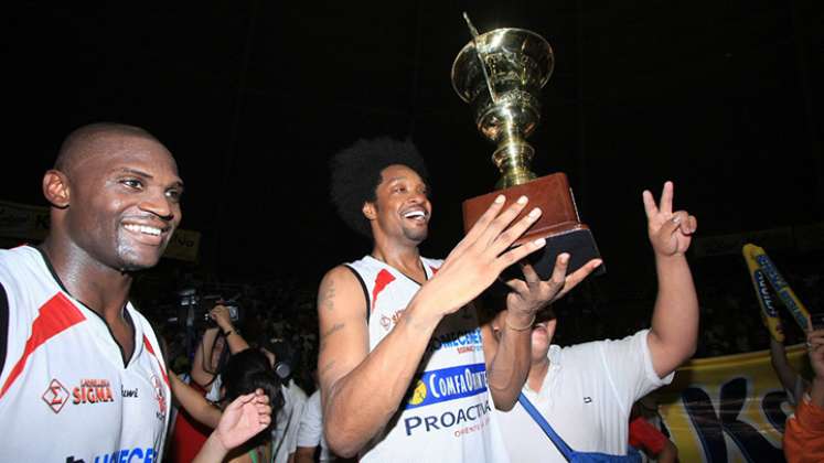 El estadounidense Carlos Rogers dando la vuelta olímpica con el trofeo.