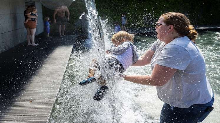 En Vancouver, se instalaron fuentes de agua temporales y estaciones de nebulización en parques y en esquinas de calles./Foto: AFP