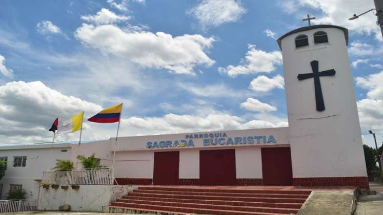 La calle que existe frente a la iglesia es una de las que se espera que arreglen. / Foto Pablo Castillo / La Opinión.