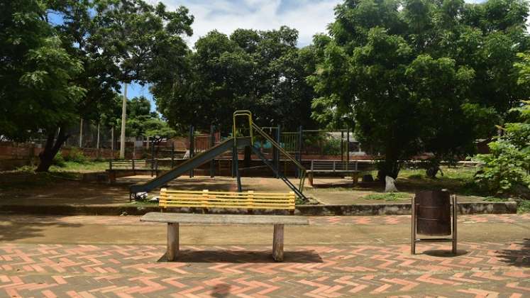 El parque lleva décadas esperando una restauración total. / Foto Pablo Castillo / La Opinión.