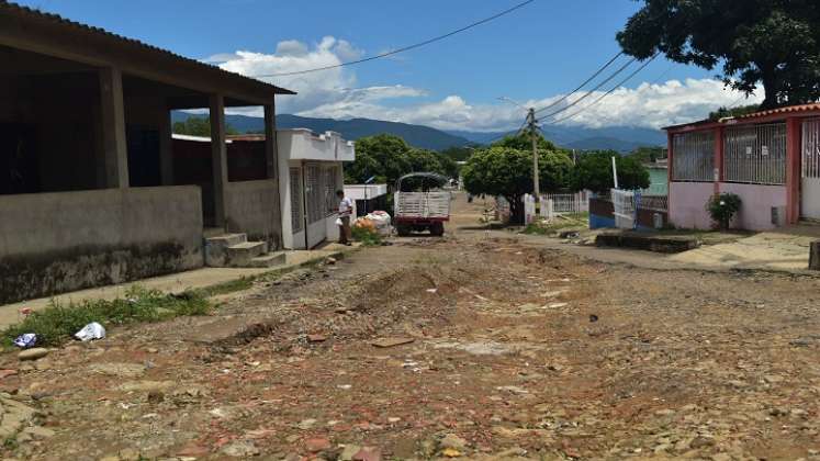 La alcaldía lidera un proceso con la Junta de Acción Comunal para arreglar las calles en peor estado del barrio. / Foto Pablo Castillo / La Opinión.