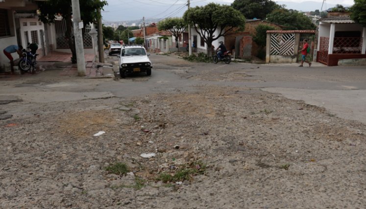 La mayoría de vías del barrio presentan problemas.