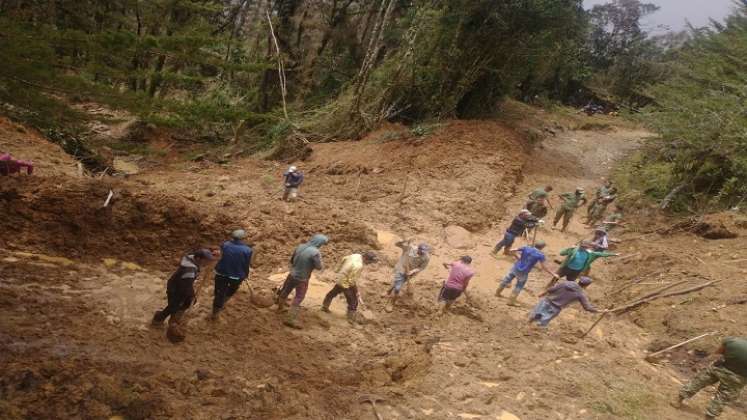 Soldados del batallón de Infantería Número 15 Santander coordinan con los campesinos el retiro de los deslizamientos de tierra. / Cortesía 