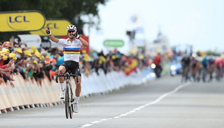 Julian Alaphilippe ganó la primera etapa del Tour de Francia 2021. 