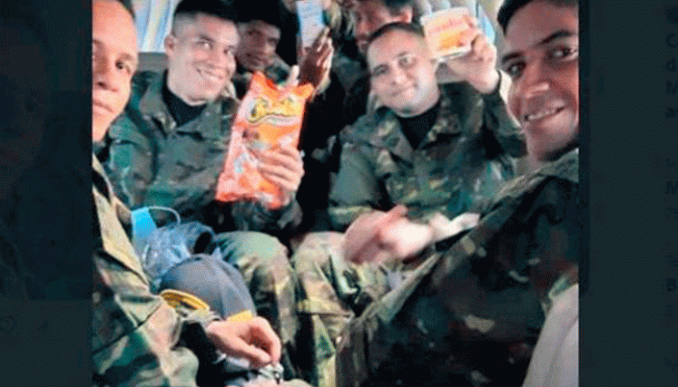 Javier Tarazona publicó una fotografía que dijo ser de los militares ya libres, sonriendo y comiendo. / Foto tomada de internet