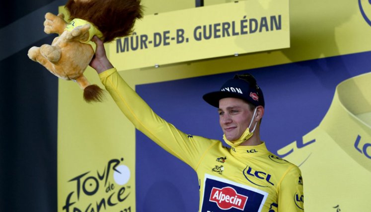 Mathieu ven der Poel, de 26 años, que participa por primera vez en la Grande Boucle, arrebató al francés Julian Alaphilippe el maillot amarillo, una prenda que nunca pudo lucir su ilustre abuelo Raymond Poulidor. / Foto: AFP
