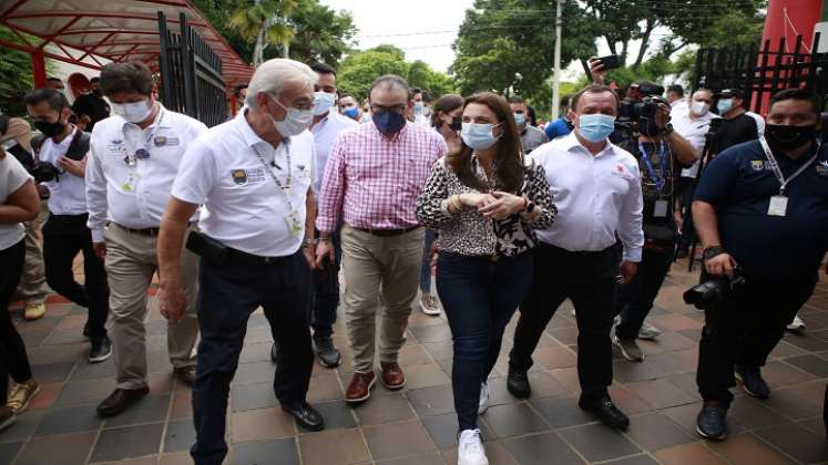 En compañía del alcalde de Cúcuta, Jairo Tomás Yáñez, y el gobernador del departamento, Silvano Serrano, la ministra TIC, Karen Abudinen, estuvo en Cúcuta. / Foto: Juan Pablo Cohen/ La Opinión 