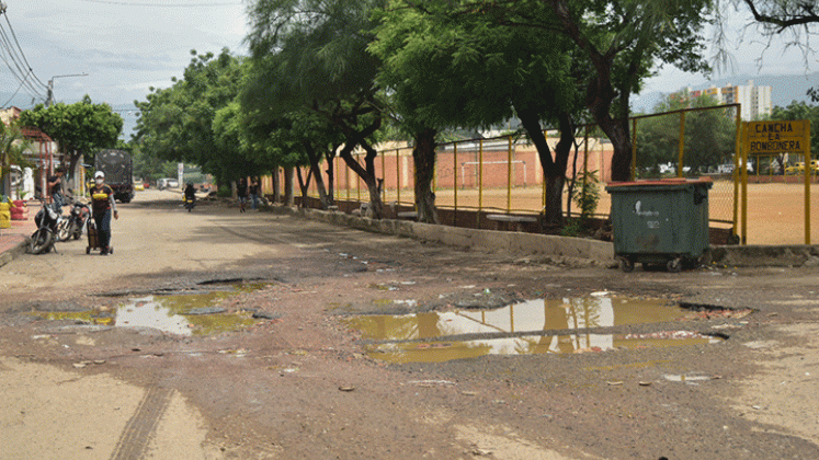 Durante las lluvias se forman charcas que impiden el tránsito vehicular y hasta caminar es difícil en las calles deterioradas de Natilán. / Foto Pablo Castillo/ La Opinión 