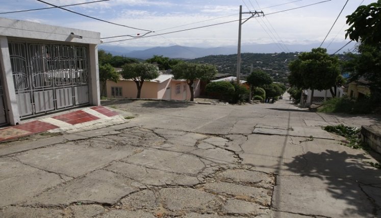 En Palmeras, comunidad deambula entre los huecos y la ausencia de acueducto Tanto la parte Alta como Baja comparten el malestar de los daños en las vías. / Fotos: Juan Pablo Cohen / La Opinión.