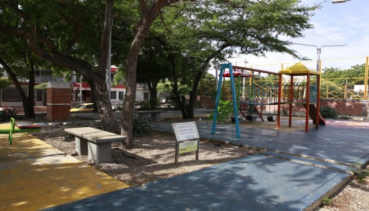 En Palmeras, comunidad deambula entre los huecos y la ausencia de acueducto El Planchón fue restaurado con los juegos infantiles y una cancha de fútbol. / Fotos: Juan Pablo Cohen / La Opinión.
