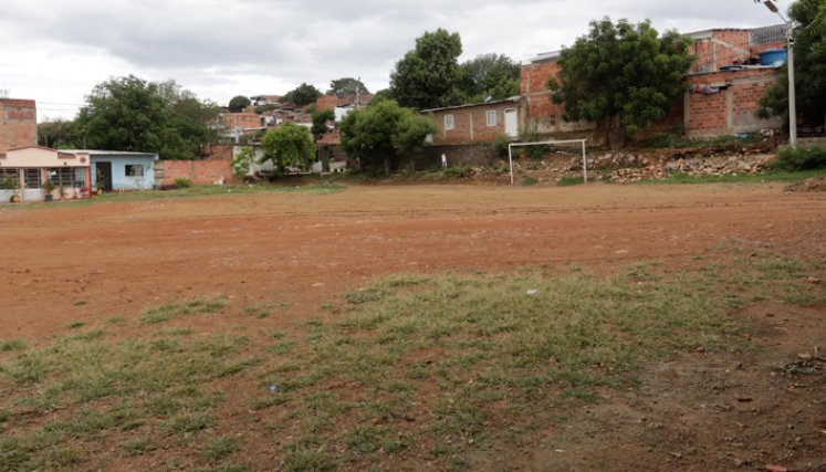 La comunidad fue ilusionada con la intervención de la cancha de tierra para convertirla en un campo deportivo moderno, pero sus sueños fueron rotos por el abandono municipal.