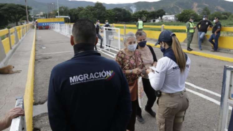 Con medida de pico y cédula los migrantes ingresaron al puente Simón Bolívar.