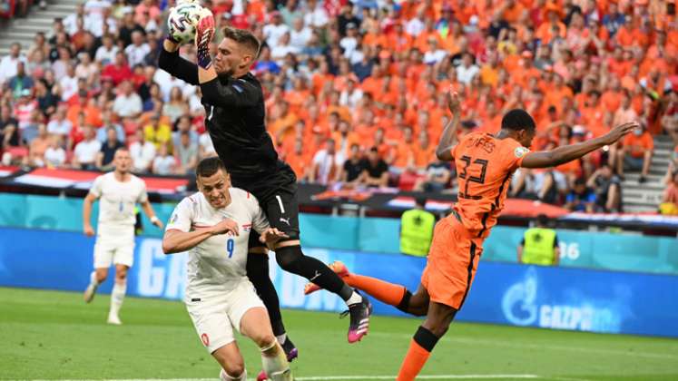 El portero de la República Checa, Tomas Vaclik (centro), atrapa el balón durante el partido de fútbol de octavos de final de la UEFA EURO 2020 entre Holanda y la República Checa en el Puskas Arena de Budapest . / Foto: AFP