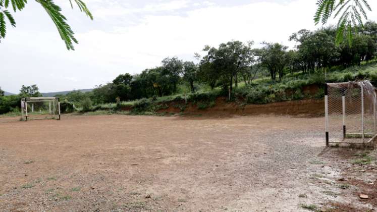 San Jerónimo cuenta con una cancha de tierra y un parque.