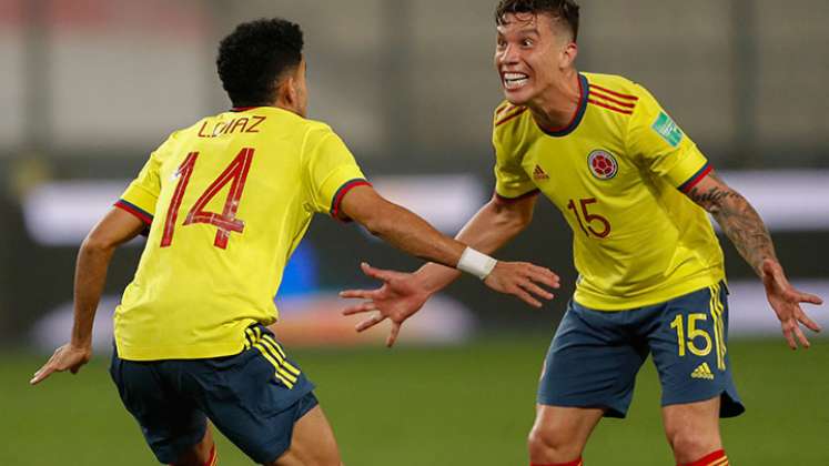 Luis Díaz y Matheus Uribe celebran uno de los tantos de Colombia. 