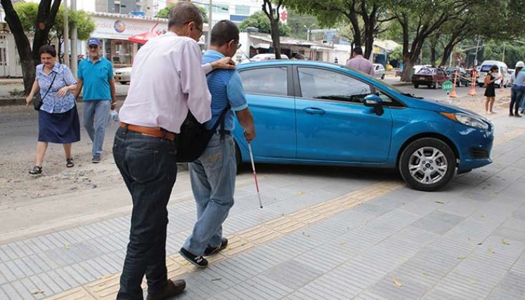 La invasión del espacio público se presenta como una barrera que impide la libre movilidad de los ciegos en Cúcuta./Foto La Opinión