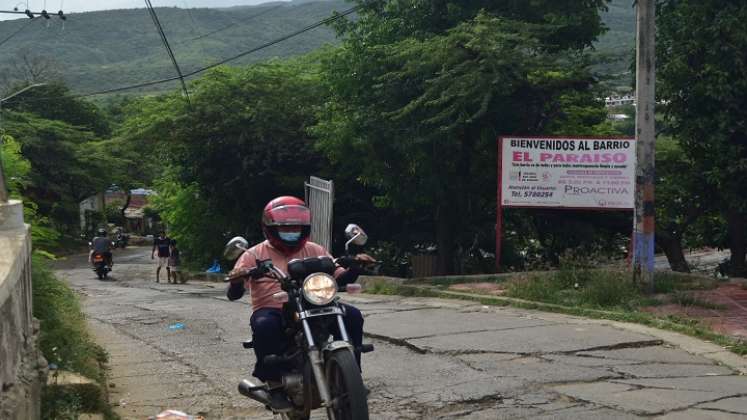 La entrada al barrio es un lugar de accidentes constantes debido a las numerosas grietas en la vía. / Fotos Pablo Castillo / La Opinión