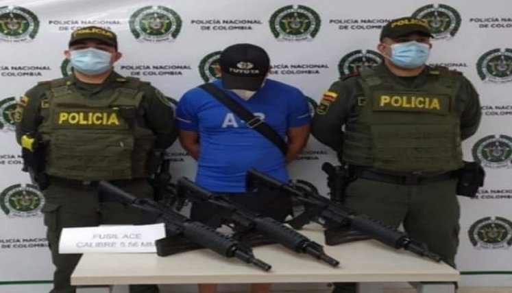 El detenido se movilizaba en un carro con las armas.