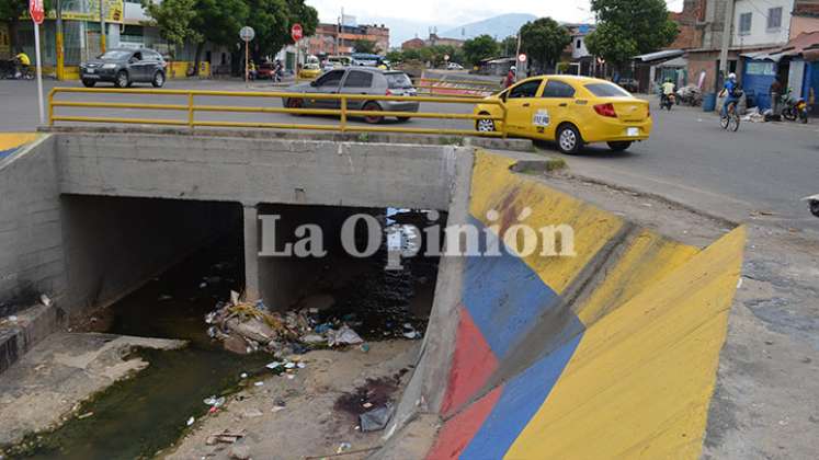 Una riña que se presentó la madrugada de ayer, en la avenida 9 con canal Bogotá, del barrio El Llano, dejó a un hombre muerto a puñaladas. Se conoció que la víctima fue identificada como Brayan Armando León León, de 28 años. León recibió dos puñaladas que lo desangraron dentro del canal Bogotá. El hecho se habría presentado hacia las 3:00 de la mañana de ayer. “Él vendía papeletas. Era expendedor de drogas”, aseguró a La Opinión un habitante del sector donde ocurrió el crimen. Esta versión está siendo inves