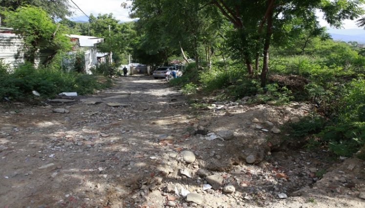 En Palmeras, comunidad deambula entre los huecos y la ausencia de acueducto Los problemas más urgentes por los que piden intervención la comunidad, son el sector 'La Cañada' y en las calles destapadas, un riesgo constante de accidentalidad en los adultos mayores. / Fotos: Juan Pablo Cohen / La Opinión.