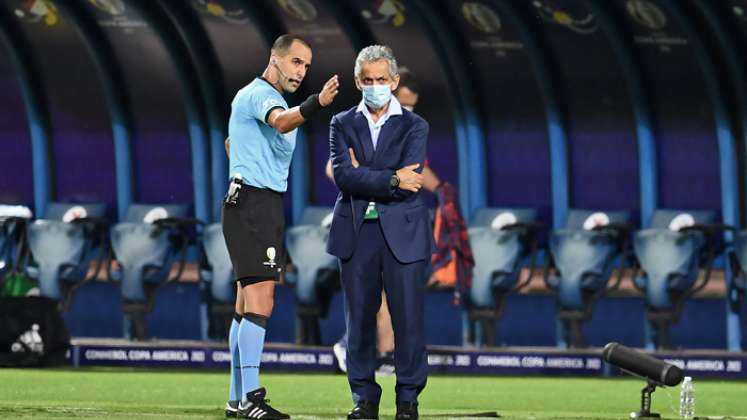 El técnico de Colombia, Reinaldo Rueda, tendrá a su disposición a todos sus efectivos ya que recupera a Mateus Uribe y Luis Díaz, ausentes en la derrota frente a Perú por sanción. / Foto: AFP 