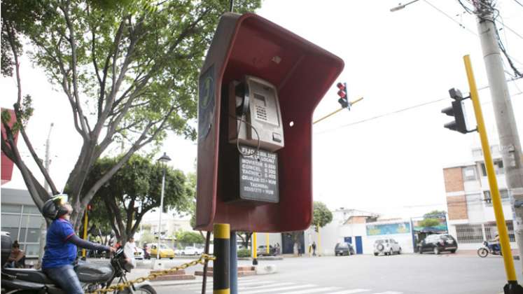 Para la década del 90 era usual ver en cada cuadra un teléfono público, seguido por una fila de personas que esperaban para hacer la llamada. / Foto: La Opinión