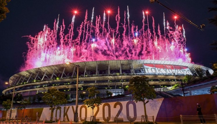 Los fuegos artificiales iluminan el cielo sobre el Estadio Olímpico durante la ceremonia de apertura de los Juegos Olímpicos de Tokio 2020./Foto: AFP