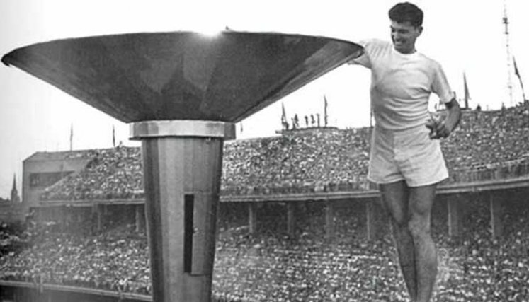 Juegos Olímpicos de Melbourne 1956, encendida del pebetero.