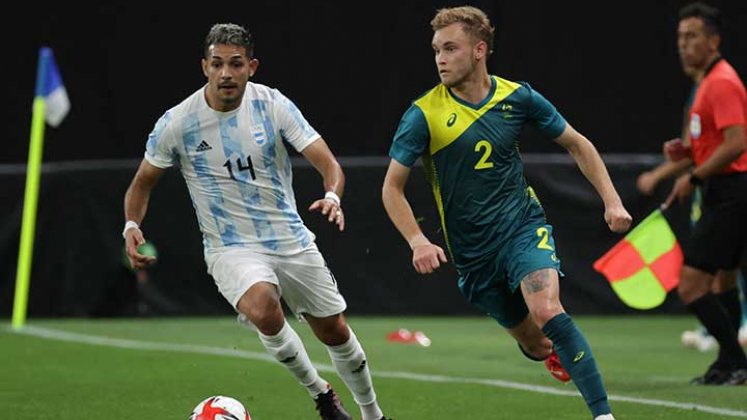 Facundo Medina (izquierda), defensor de la selección de Argentina.