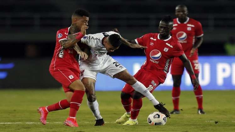 Paranaense derrota 1-0 al América 1-0 en Colombia y asoma en cuartos de Sudamericana./Foto: AFP