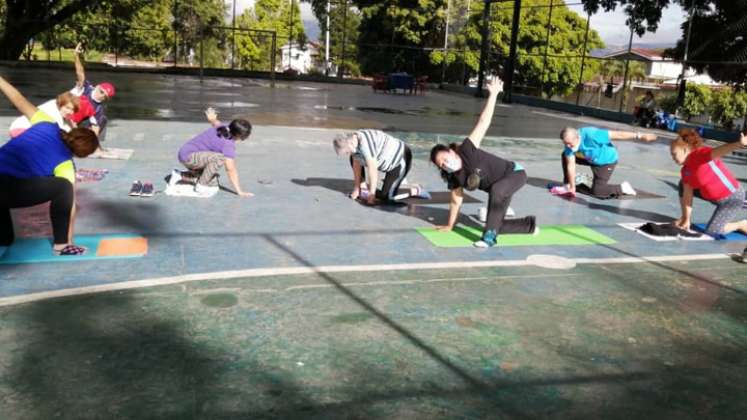 Quienes integran el Club del Adulto Operativo ‘Abuela Isabel’ participan en bailoterapias, sesiones de defensa personal, ejercicios de coordinación, yoga, zumba, karate, crossfit, senderismo y natación en tres sesiones por semana. / Foto. Eilyn Cardozo